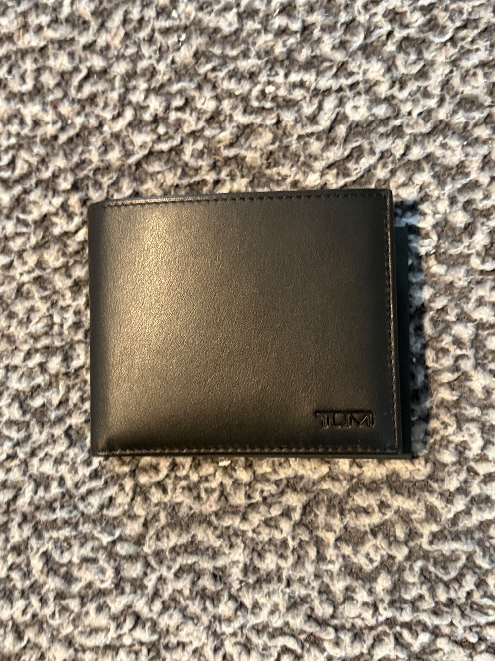 Tumi Men’s Leather Bifold Wallet in Black with ID holder NWT!